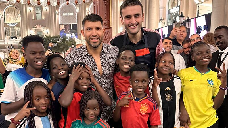 El Kun Agüero junto a los niños de Triplets Ghetto Kids.