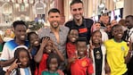 El Kun Agüero junto a los niños de Triplets Ghetto Kids.