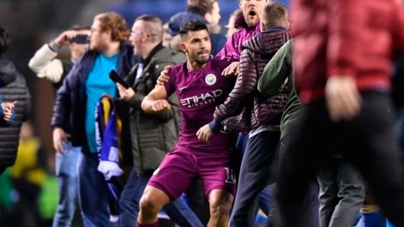 El Kun se peleó con un hincha que lo provocó cuando se iba al vestuario.