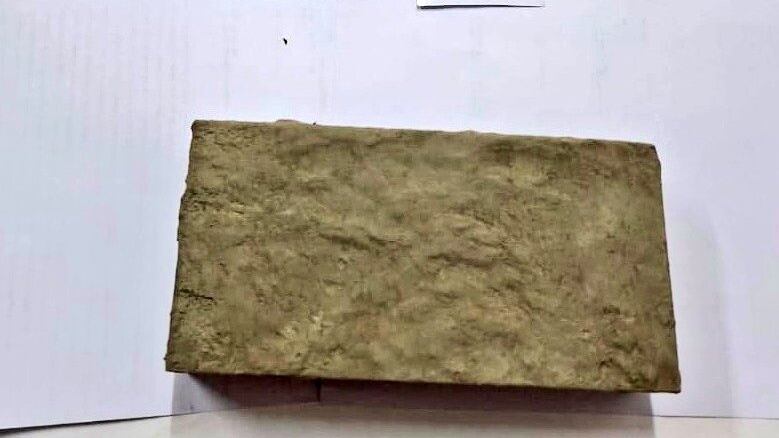 El ladrillo que encontraron los guardias dentro del predio del penal.