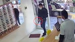 El ladrón armado quedó registrado en el video de seguridad.