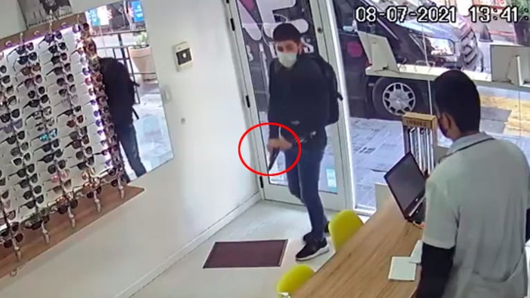 El ladrón armado quedó registrado en el video de seguridad.