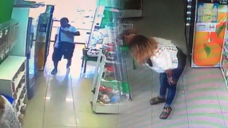 El ladrón atacó a la joven indignado porque no pudo robar nada.