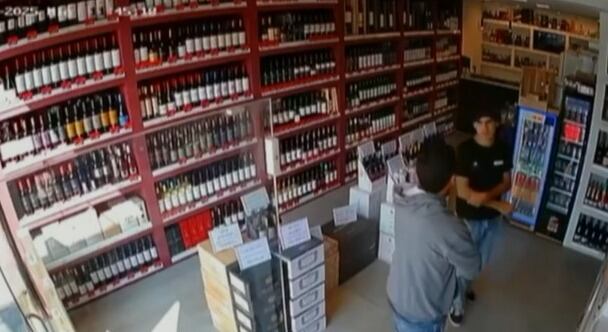 El ladrón distrajo al vendedor para llevarse las botellas de bebidas alcohólicas.