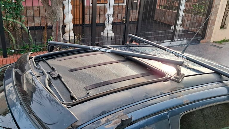 El ladrón escapó tras robar el vidrio del techo del auto.