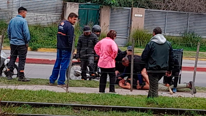 El ladrón fue reducido en la avenida Ricardo Rojas por vecinos de la zona.