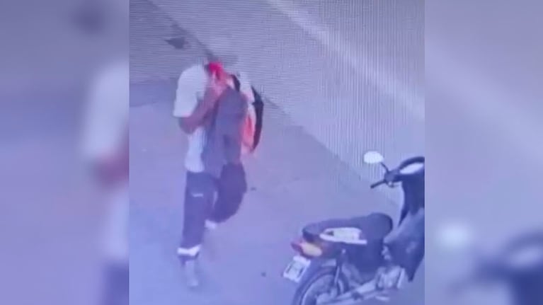 El ladrón hasta se cambió de ropa para cometer el robo.