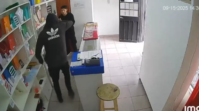 El ladrón ingresó encapuchado y con un destornillador en la mano.