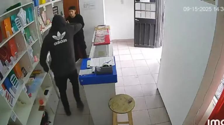 El ladrón ingresó encapuchado y con un destornillador en la mano.