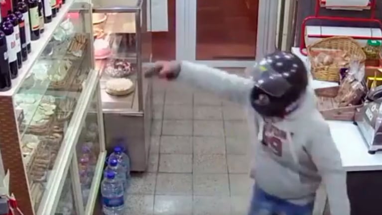 El ladrón le apuntó con el arma a una empleada en la panadería de Río Ceballos.