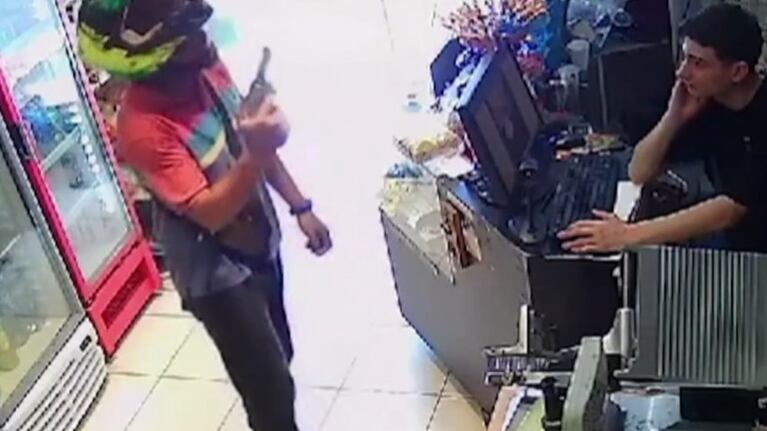 El ladrón mostró el arma de fuego y escapó sin robar nada.