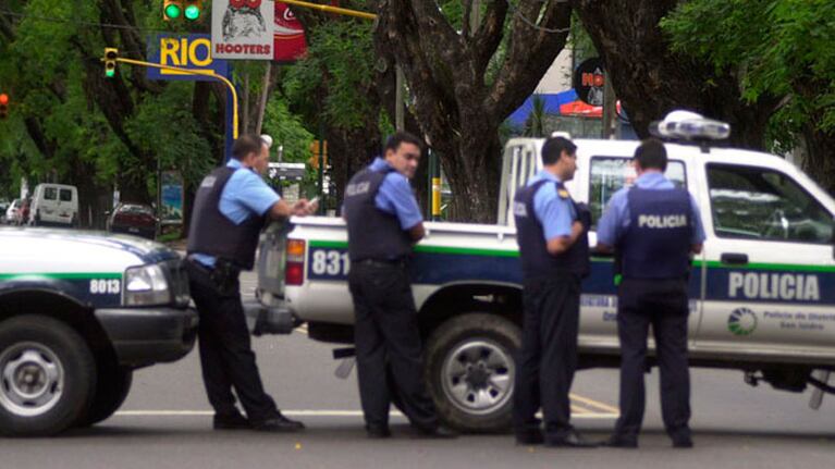 El ladrón murió desangrado en la vereda.
