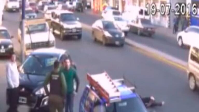 El ladrón murió en el medio de la calle ante la vista de todos.