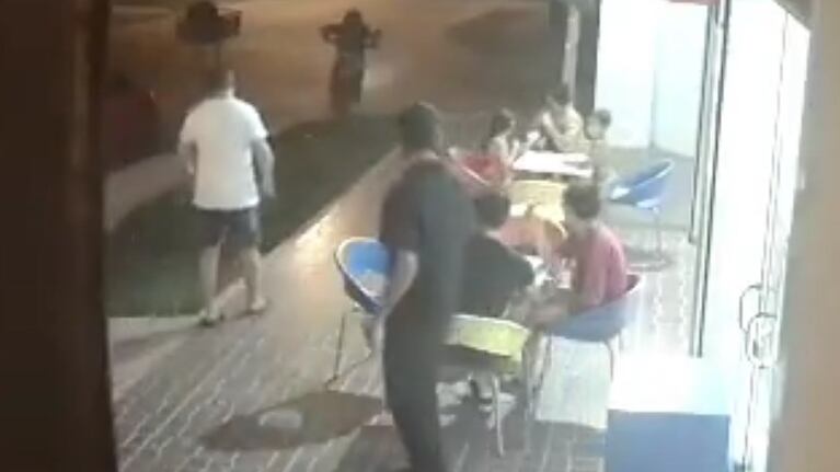 El ladrón no le dio tiempo ni de reaccionar a la víctima. Escapó de inmediato.
