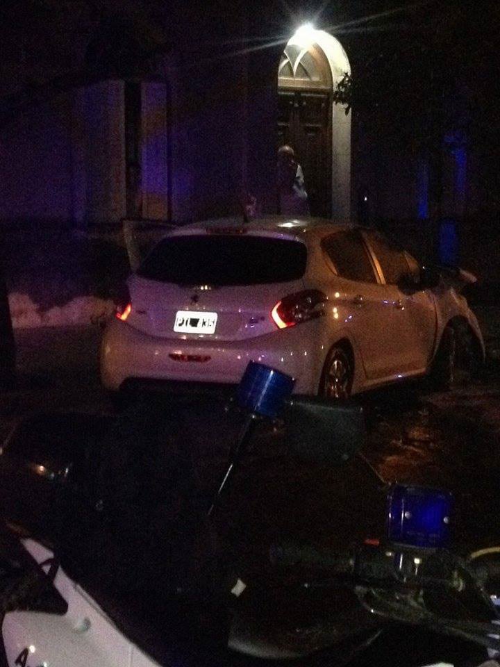 El ladrón perdió el control del Peugeot 208 y chocó contra una casa. Foto: Franco Damoli.