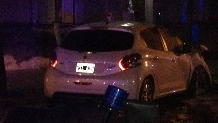 El ladrón perdió el control del Peugeot 208 y chocó contra una casa. Foto: Franco Damoli.