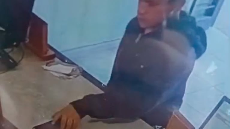 El ladrón quedó filmado en primer plano.