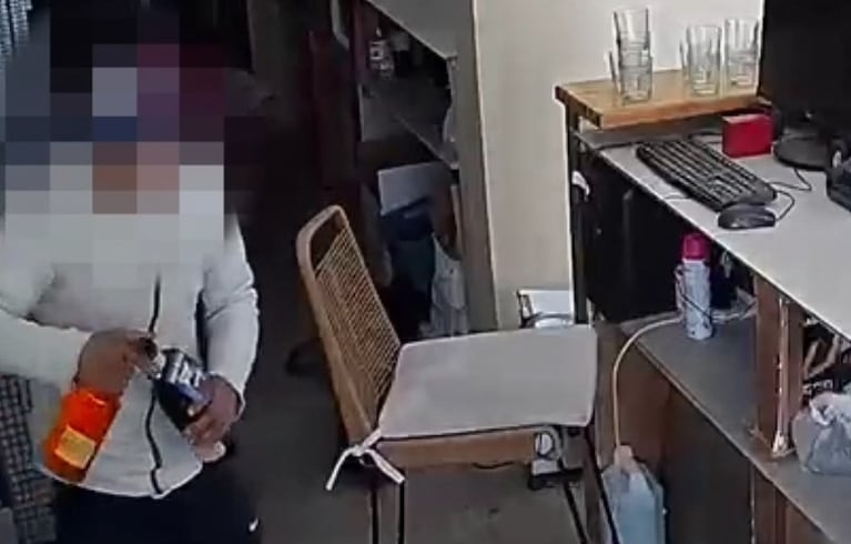 El ladrón quedó grabado mientras robaba en el comercio.