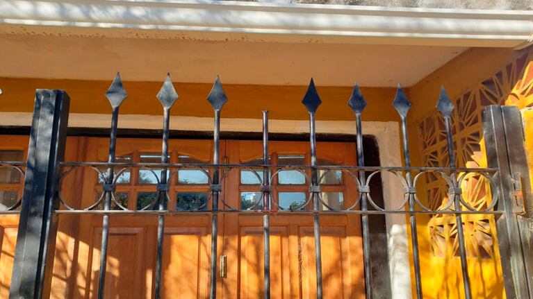 El ladrón quedón enganchado con la punta de la reja: tuvo que romperla para escapar. / Foto: Juan Pablo Lavisse El Doce