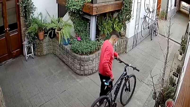 El ladrón robó una bicicleta y un parlante de una vivienda en una zona céntrica de Carlos Paz.