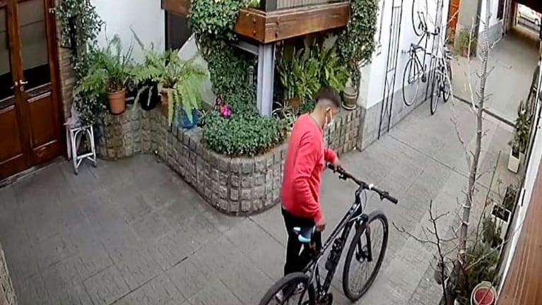 El ladrón robó una bicicleta y un parlante de una vivienda en una zona céntrica de Carlos Paz.