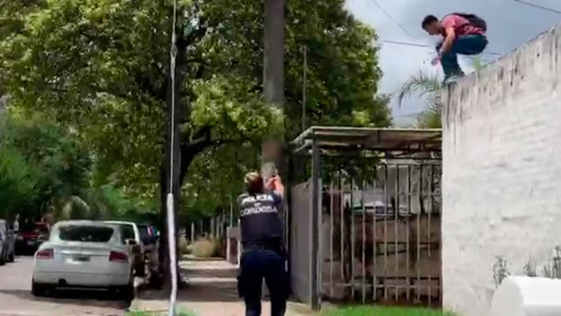 El ladrón saltó y escapó a pesar de que la policía le apuntaba con el arma.