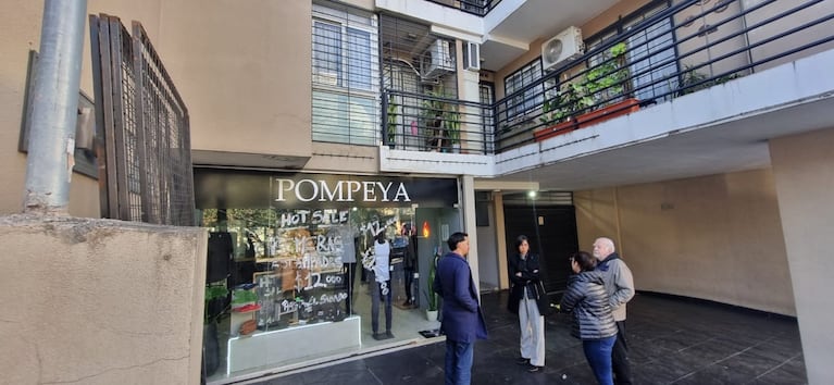 El ladrón se trepó por las rejas de un local y robó en el piso 1.