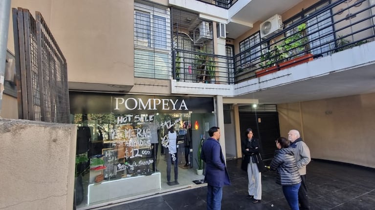 El ladrón se trepó por las rejas de un local y robó en el piso 1.