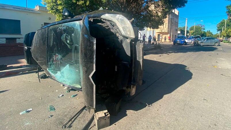 El ladrón tumbó el auto que robó. Foto: Luchi Ybañez / El Doce.