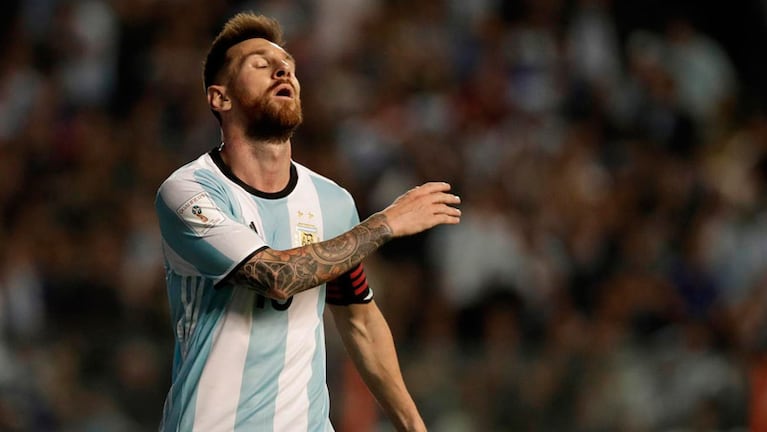 El lamento de Lionel Messi porque la pelota no entra.