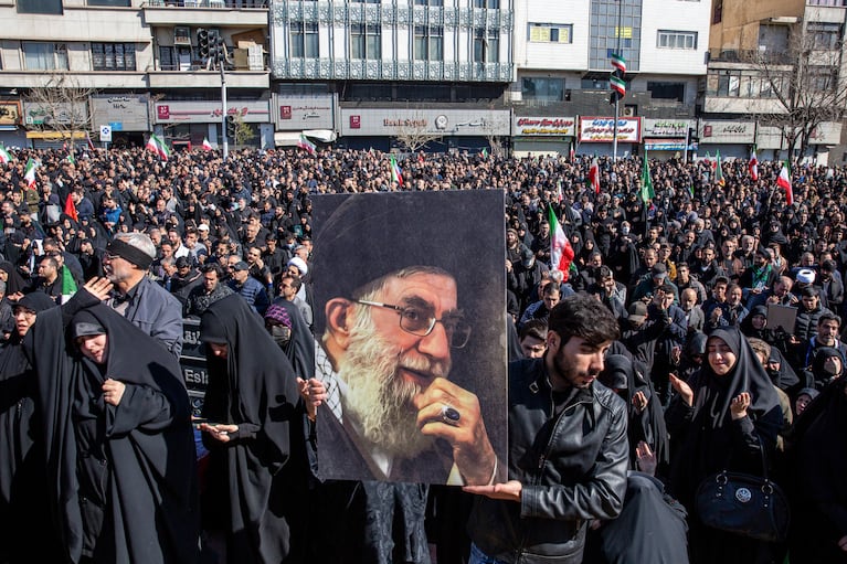 El lamento de manifestantes iraníes por la muerte del ayatolá Ali Khamenei en Teherán. (Arash Khamooshi/The New York Times)