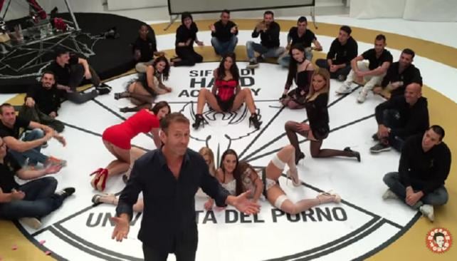 El legendario actor porno, Rocco Siffredi, abrirá la institución en Italia.