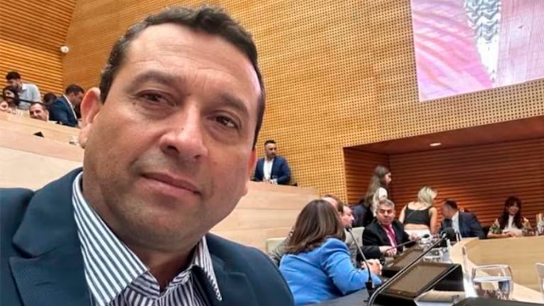 El legislador Ramón Flores pidió licencia tras la detención de su asesor en una causa por abuso de menores.