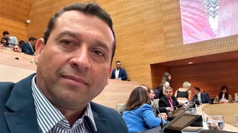 El legislador Ramón Flores pidió licencia tras la detención de su asesor en una causa por abuso de menores.