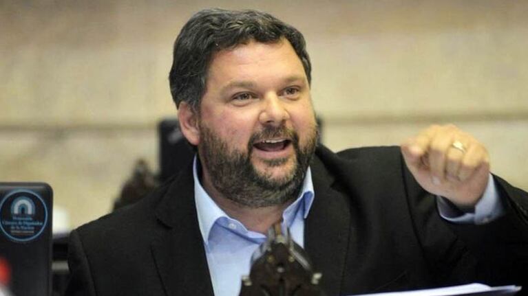 El legislador se defendió y dijo que su vacunación anticipada fue por sus problemas de salud.