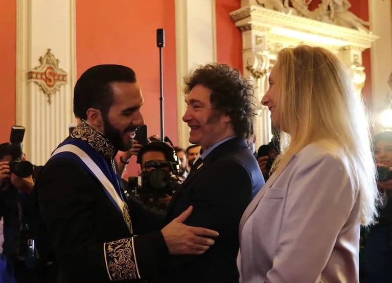 El lejano saludo entre Milei y el Rey de España durante la asunción de Nayib Bukele