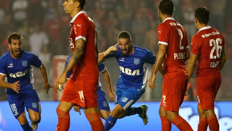 El "Licha" festeja su golazo, ante la desazón de los jugadores del Rojo. 