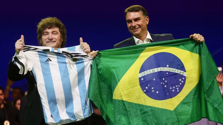 El líder libertario celebró el acotado triunfo de Flávio Bolsonaro en primera vuelta.