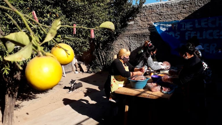 El limonero y las mujeres del barrio, fundamentales en la acción solidaria.