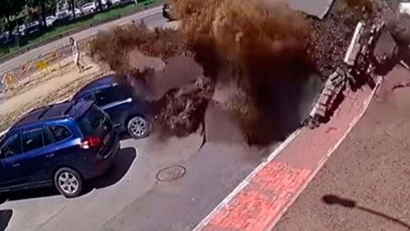 El líquido de la cloaca contaminó el edificio donde explotó la cañería.