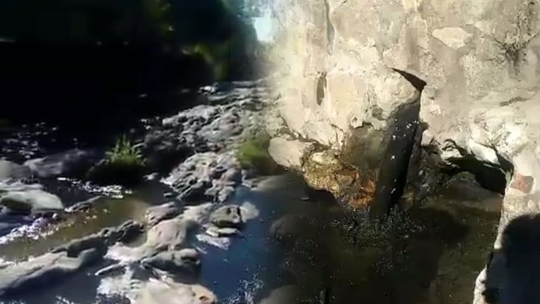 El líquido oscuro fue a parar al río.