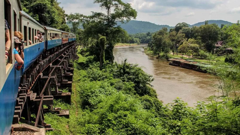 El llamado "tren de la muerte", en Tailandia