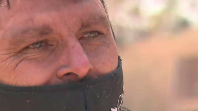 El llanto de un bombero ante una lucha desigual.