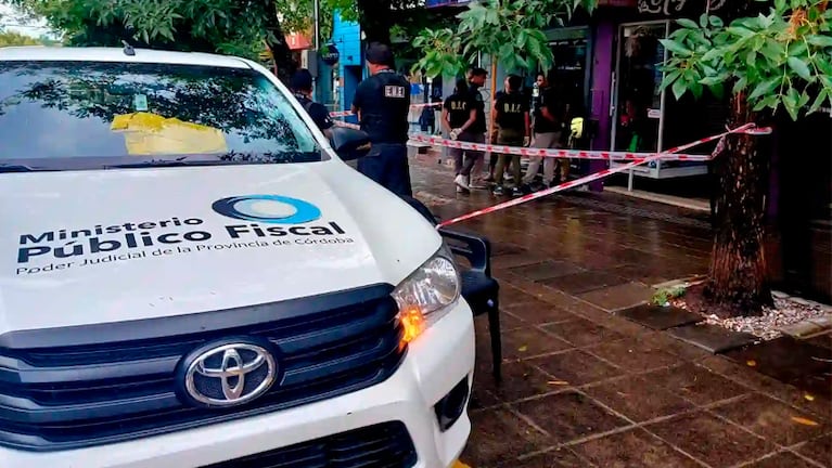 El local comercial de Villada allanado tras el crimen de Oliva. Foto: La Estafeta Online.