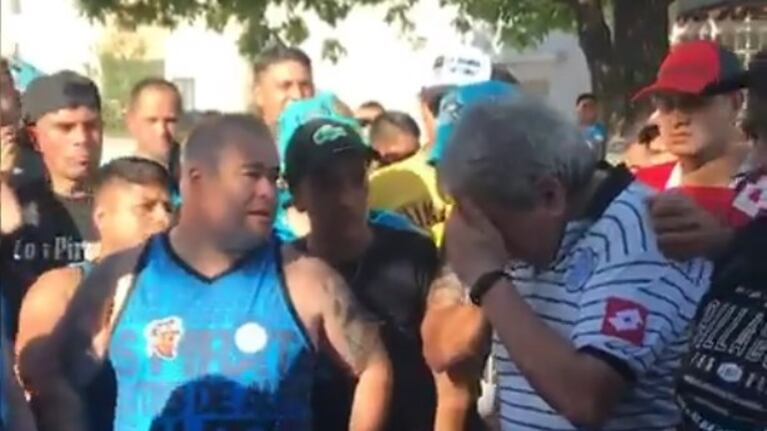 El Loco Tito se quebró ante sus seguidores de la barra.