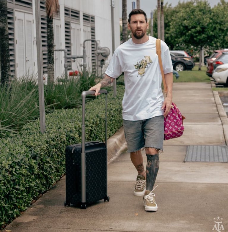 El look de Lionel Messi en su llegada a la concentración argentina de Miami. (Foto: X/@argentina)