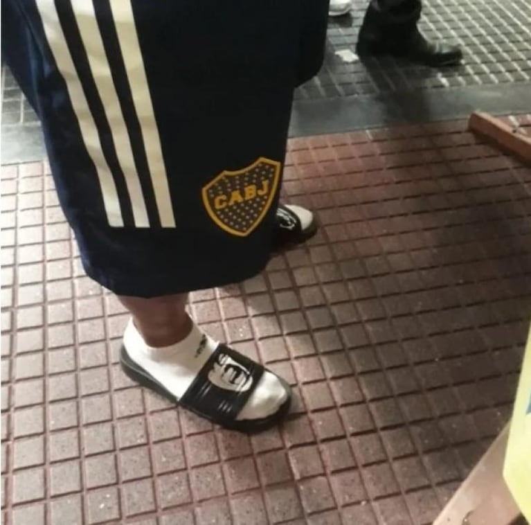 El look de Tevez con las chancletas de La Mona