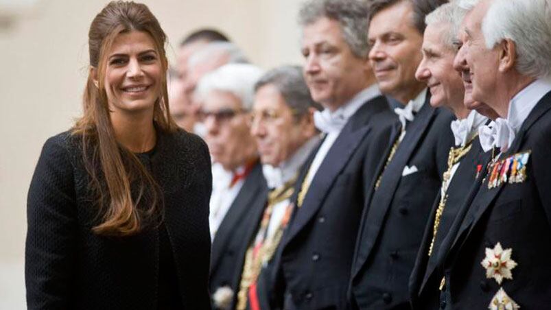 El look protocolar de Juliana Awada en su visita al Papa Francisco. 