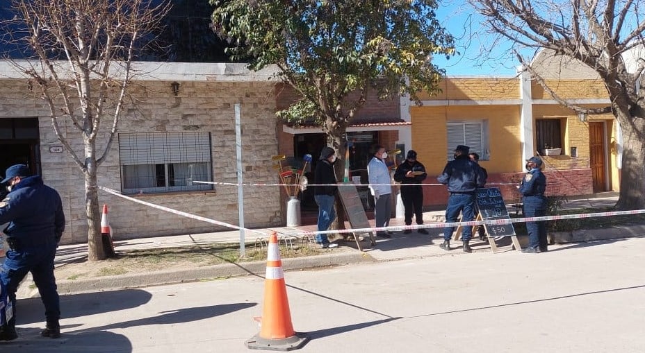 El lugar del femicidio fue cercado por la Policía.