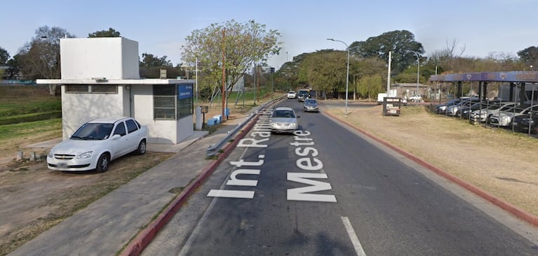 El lugar donde ocurrió el robo, frente a la casilla policial.